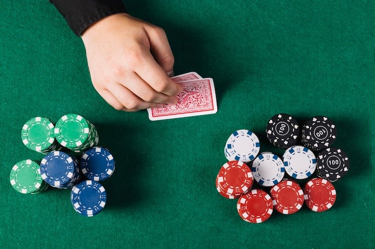 Pengguna membaca bonus kasino lewat ponsel